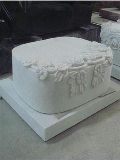 Lapide in marmo bianco