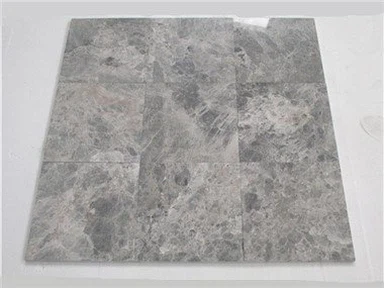 Pavimento del bagno in marmo grigio