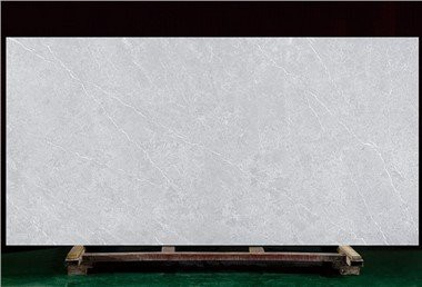 Cucina con controsoffitto in quarzo grigio chiaro