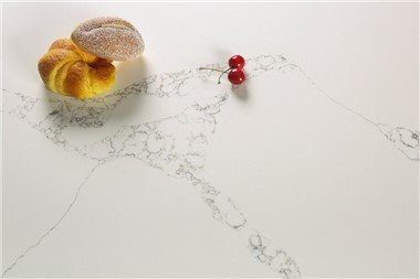 Quarzo bianco con venature marroni