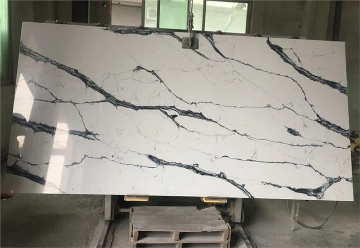 Superfici di quarzo Calacatta venature nere