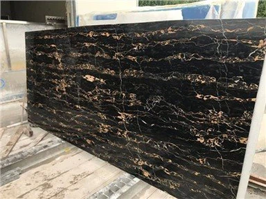 Doccia in piastrelle di marmo nero