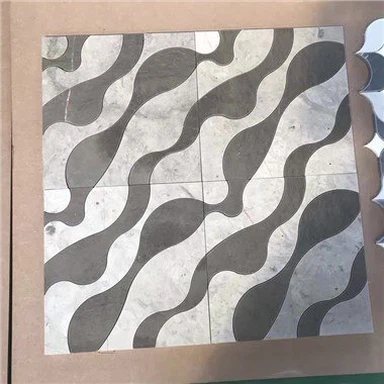 Bagno con piastrelle a mosaico in marmo