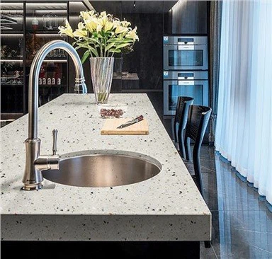 Pavimento del bagno in piastrelle di terrazzo