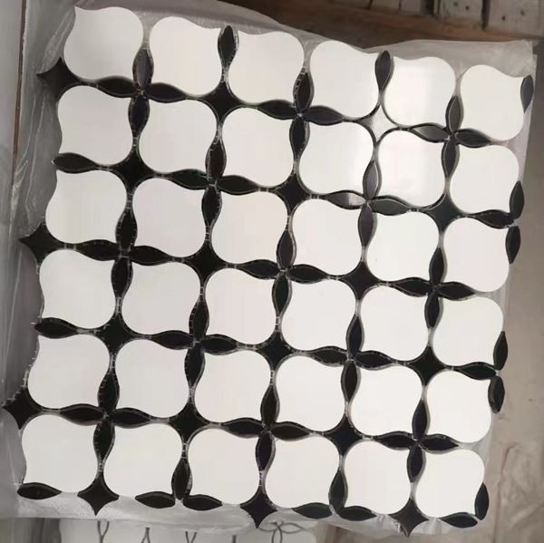 Piastrelle per pavimenti in mosaico in bianco e nero