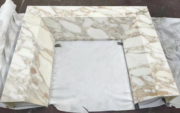 Cornice per camino in marmo Calacatta Gold