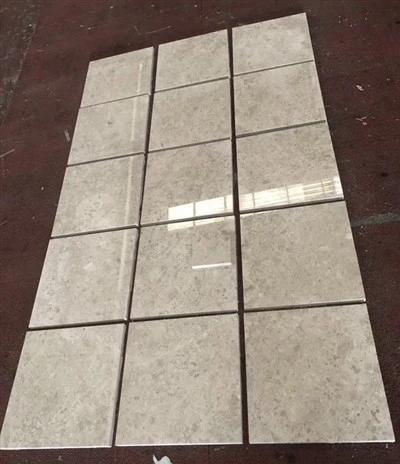 Pavimento in piastrelle di marmo beige