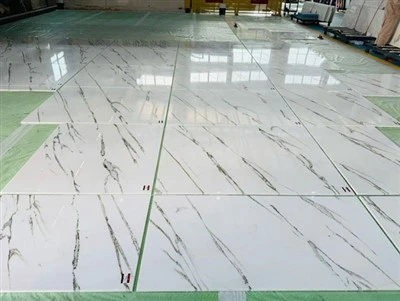 Vena verde di marmo bianco