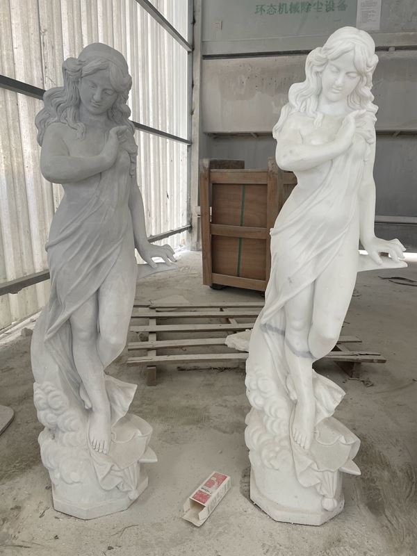 Statua femminile in marmo bianco